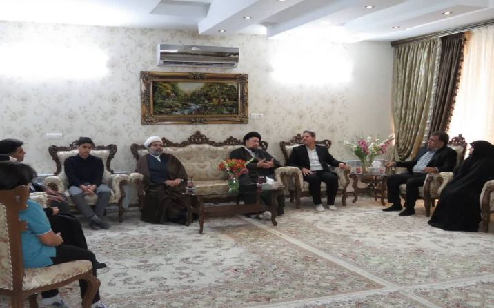 دیدار آیت الله سید حسن خمینی با خانواده مرحوم حسین عبداللهی دیدار آیت الله سید حسن خمینی با خانواده مرحوم حسین عبداللهی